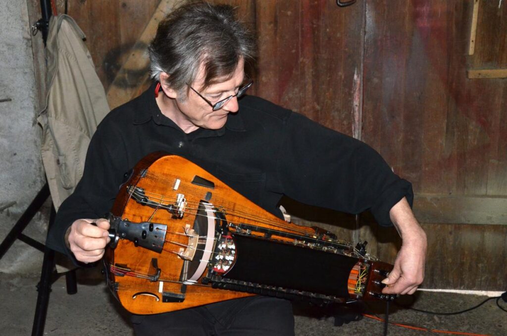 Valentin Clastrier amb la seva viola de roda.